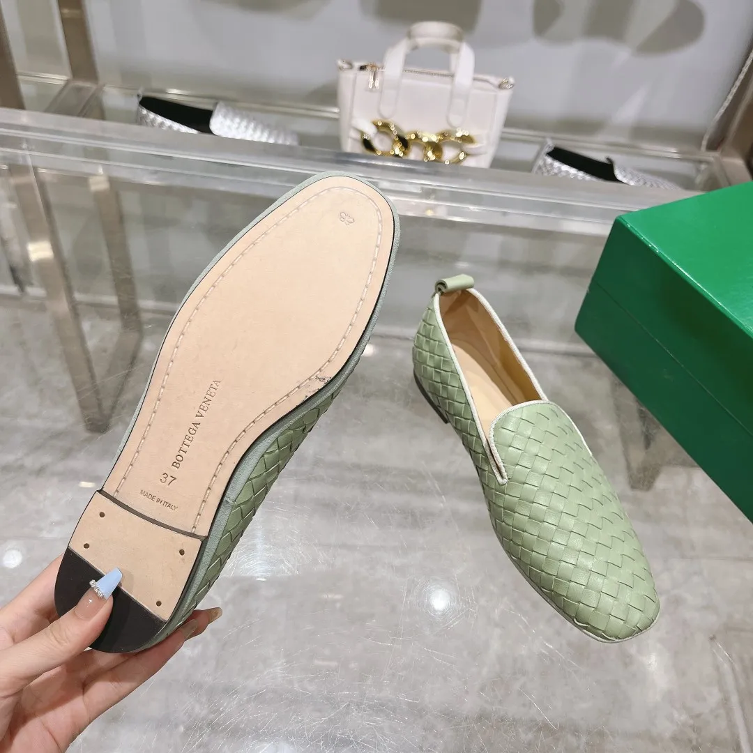[BV] Top P: 760💰Size for couples: 35-44 (Female 40.41. Male 38 45. Customized and non-returnable) (Bottega Veneta) Genuine leather outsole classic woven beanie shoes, set of feet and heels for two wears Blessed are the little feet👣👣Comfortable casual shoes that can be worn all year round, made of imported first-layer sheepskin➕fine-quality sheepskin leather, imported sheepskin lining, luxury genuine leather outsole [rose][rose], Bottega Veneta is an Italian luxury brand. Made using traditional Italian leather craftsmanship. .